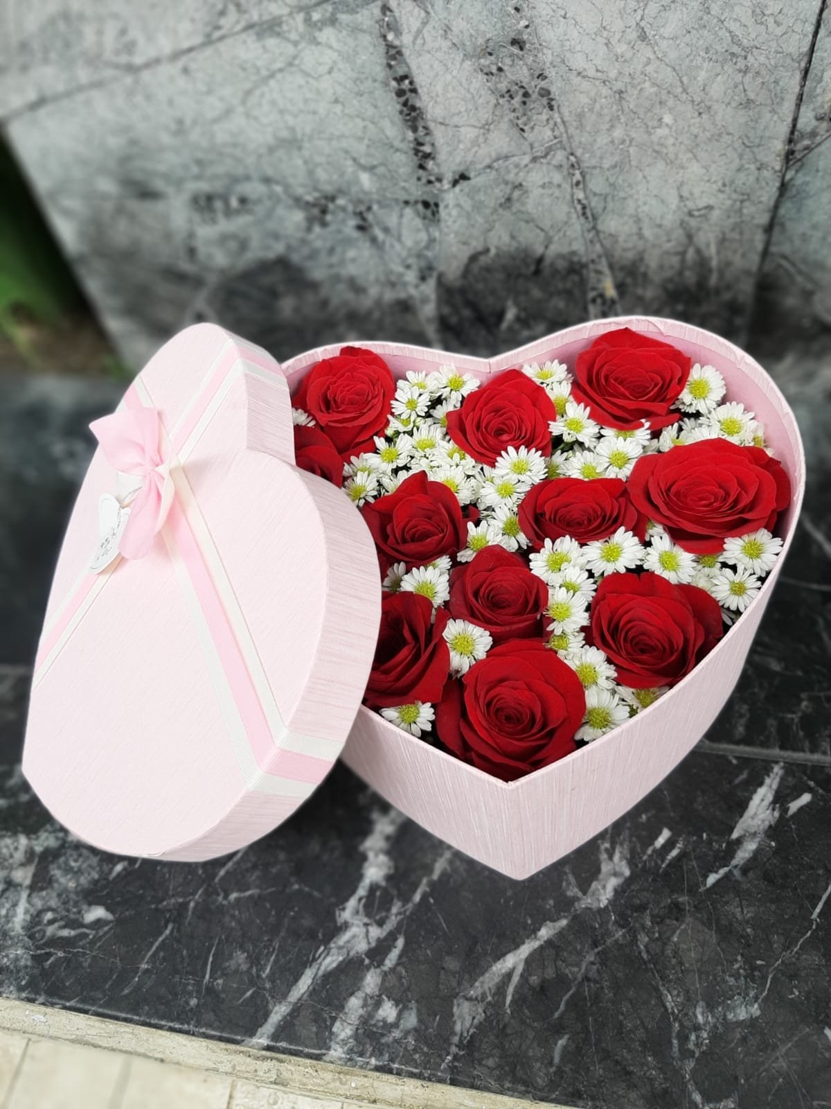 12 rosas dentro de caja corazón - Floristería Marbella