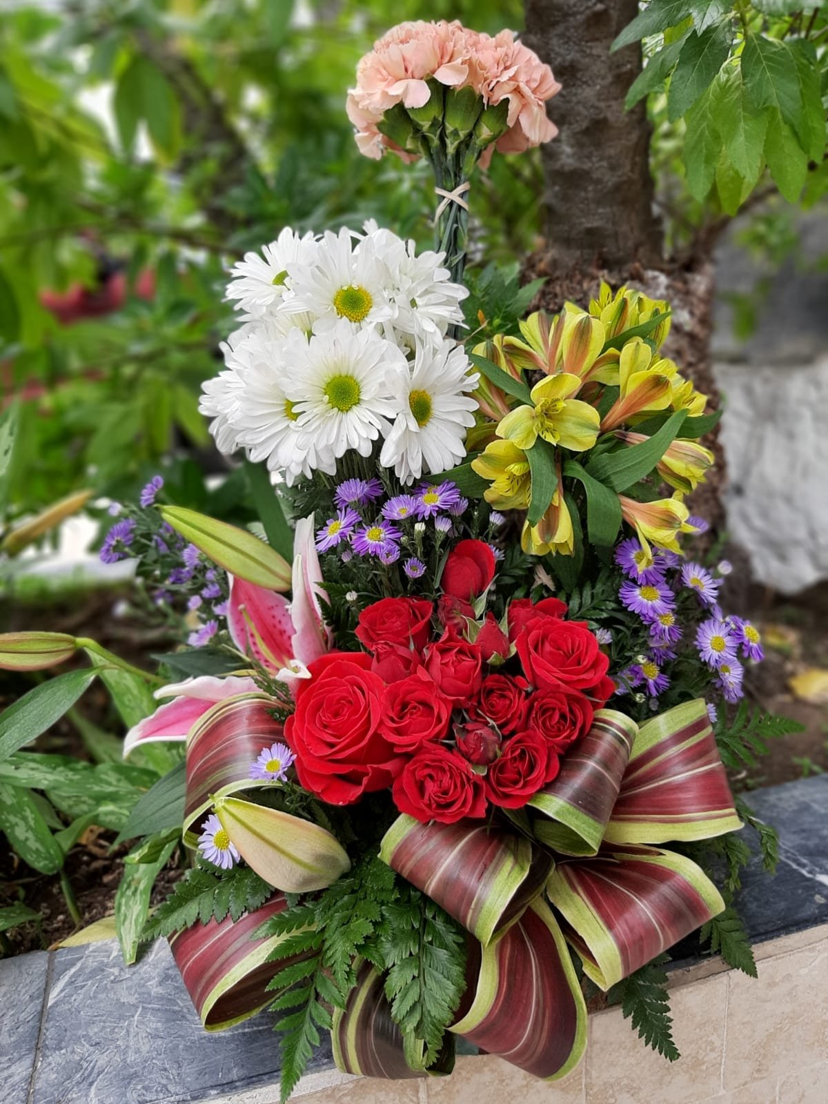 Arreglo de flores surtidas en agrupaciones - Floristería Marbella