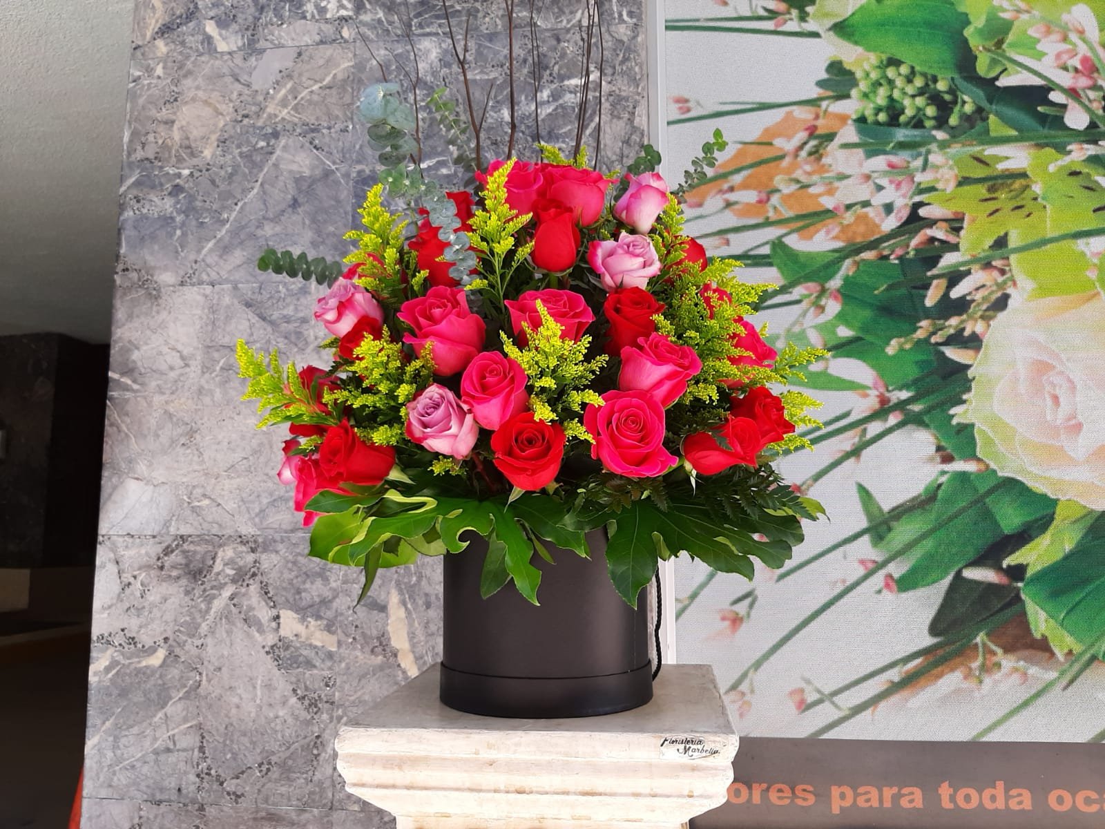 Caja de 36 rosas rojas, moradas y fucsia - Floristería Marbella